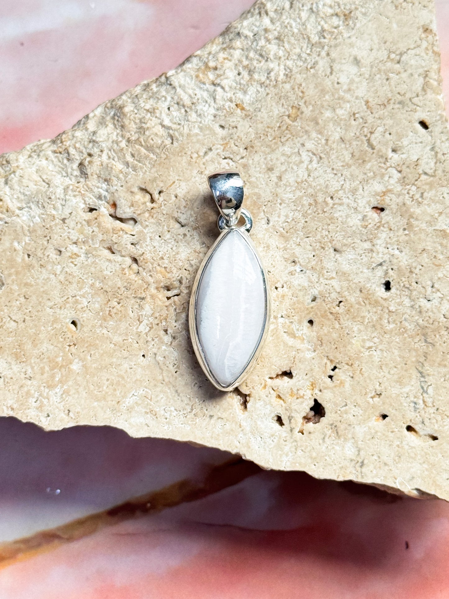 Mangano Calcite Pendant