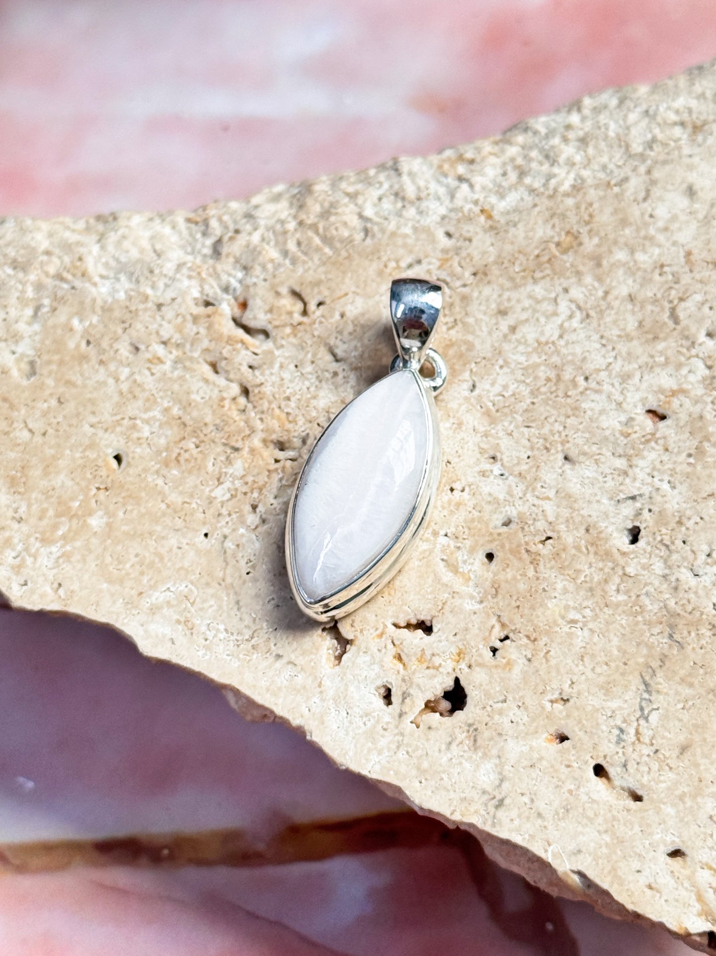 Mangano Calcite Pendant