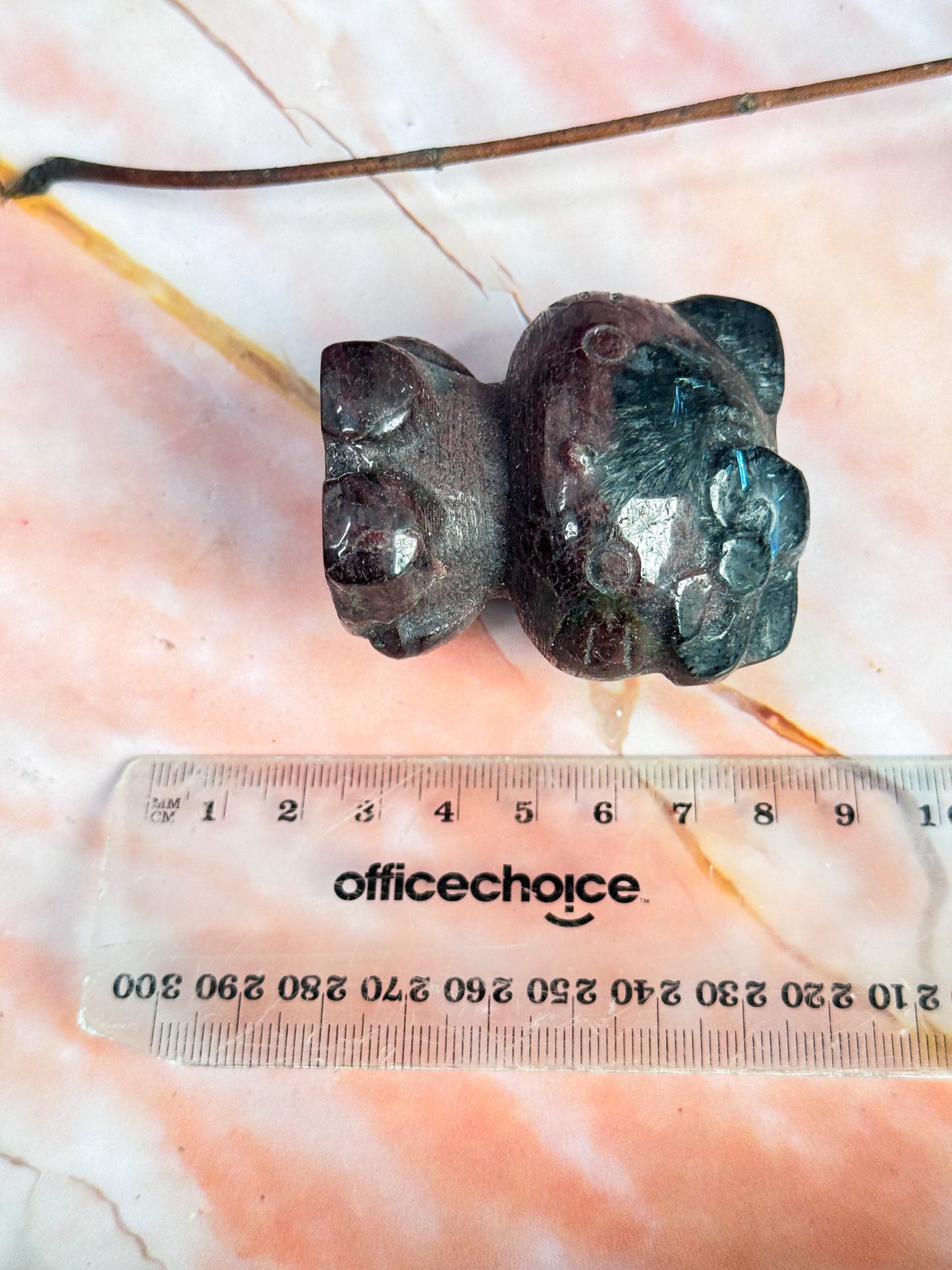 Garnet in Arfvedsonite HK Carvings